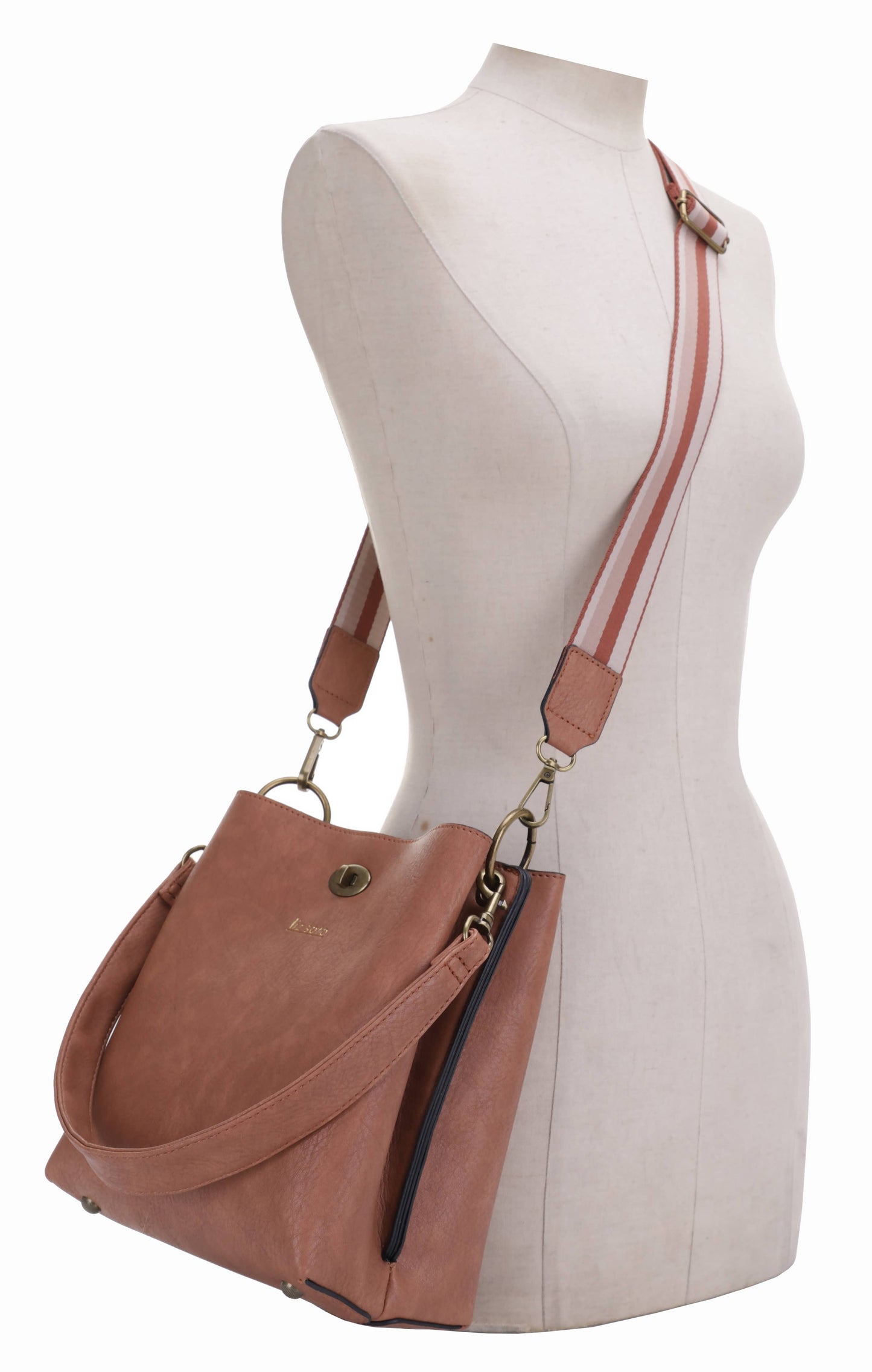 Liz Soto Lola 3316 cross body/bucket bag: Almond