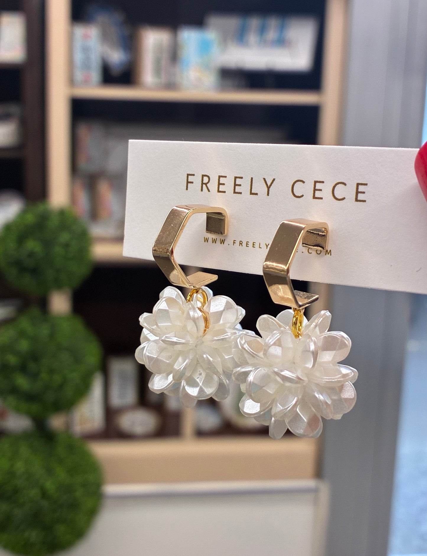 Round Snowflake Drop Style And Gold Earrings / Freely CeCe