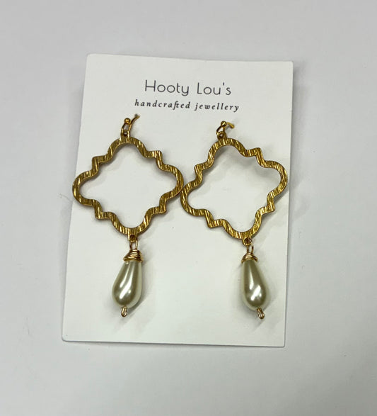 textured gold quatrefoil pendant paired with a white freshwater pearl drop.