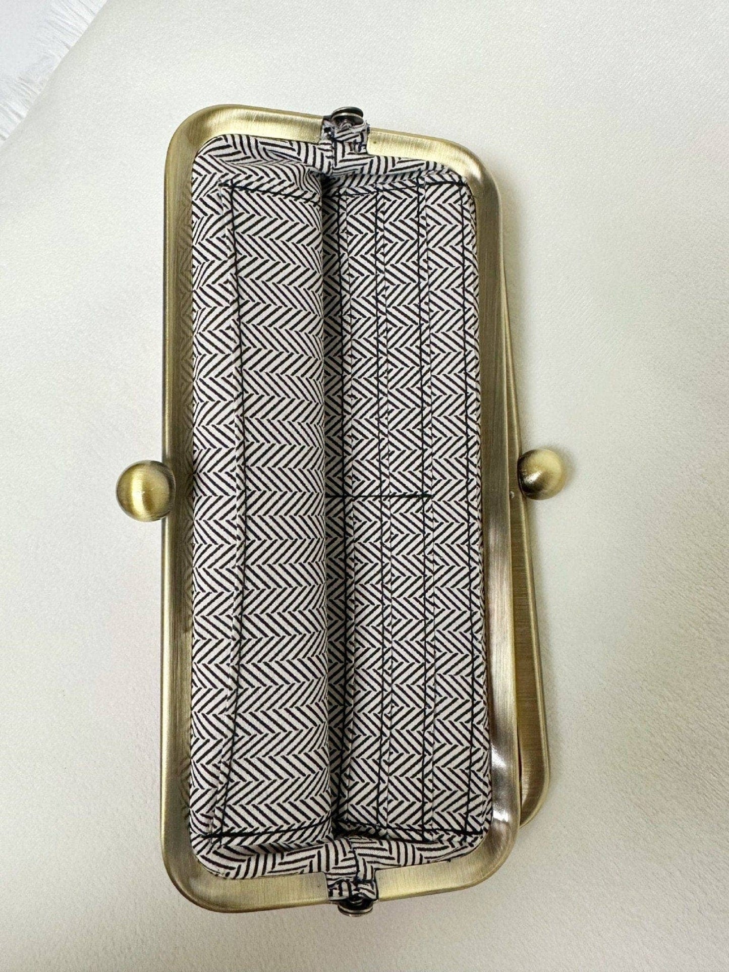 Karen Kiss Lock Clutch Bag: Mutiple Colors