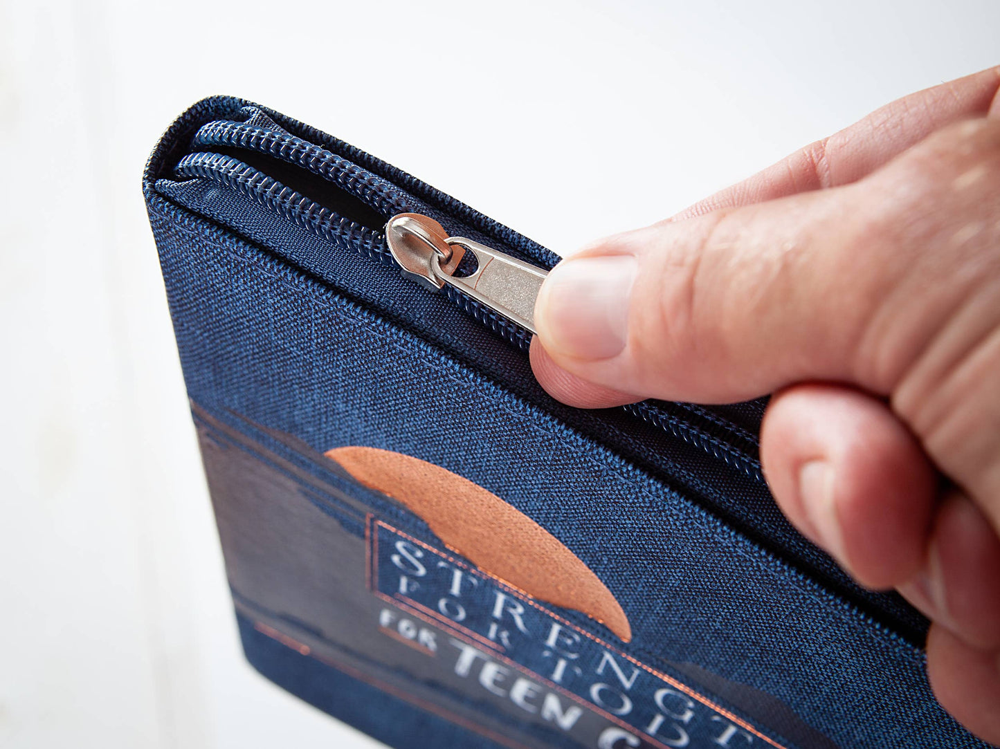 Strength for Today for Teen Guys (Daily Devotional)