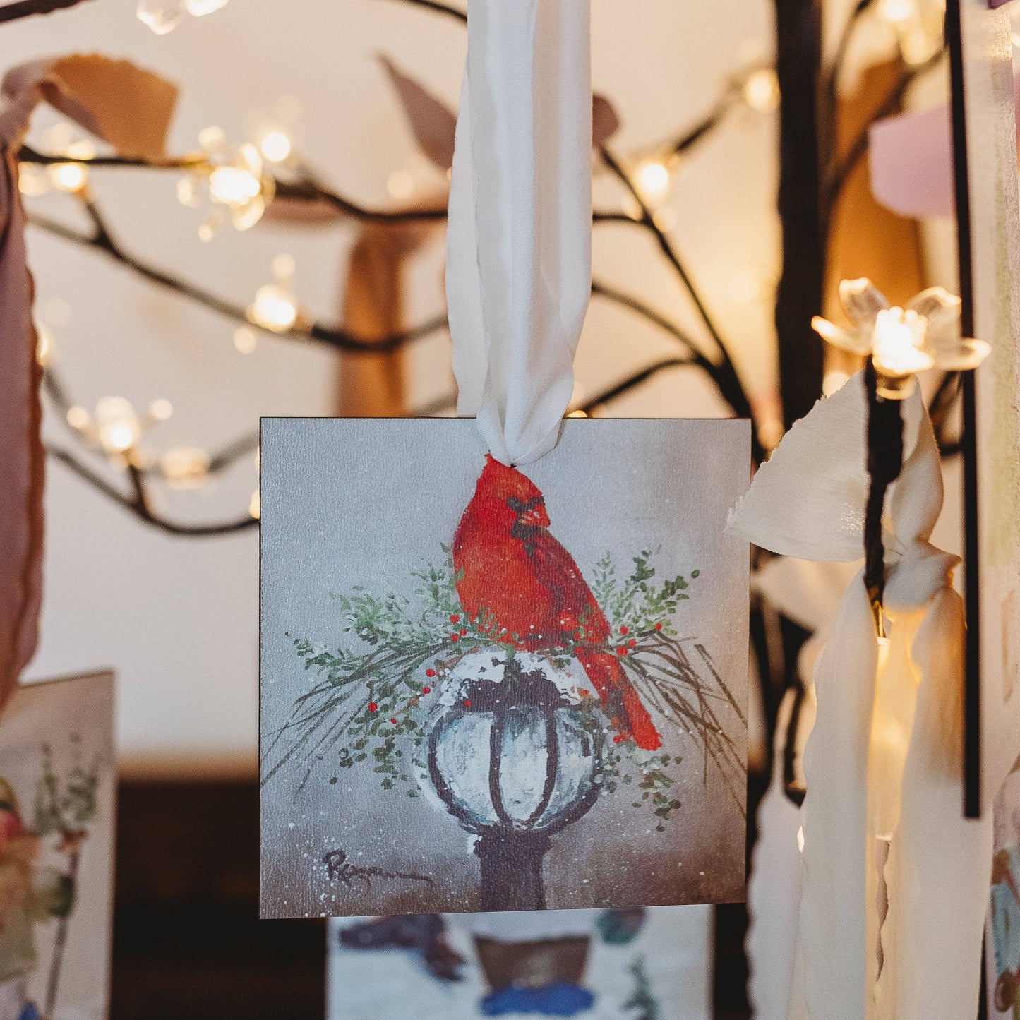 ROZIE'S CARDINAL ON LAMP POST ORNAMENT: 3"x6"